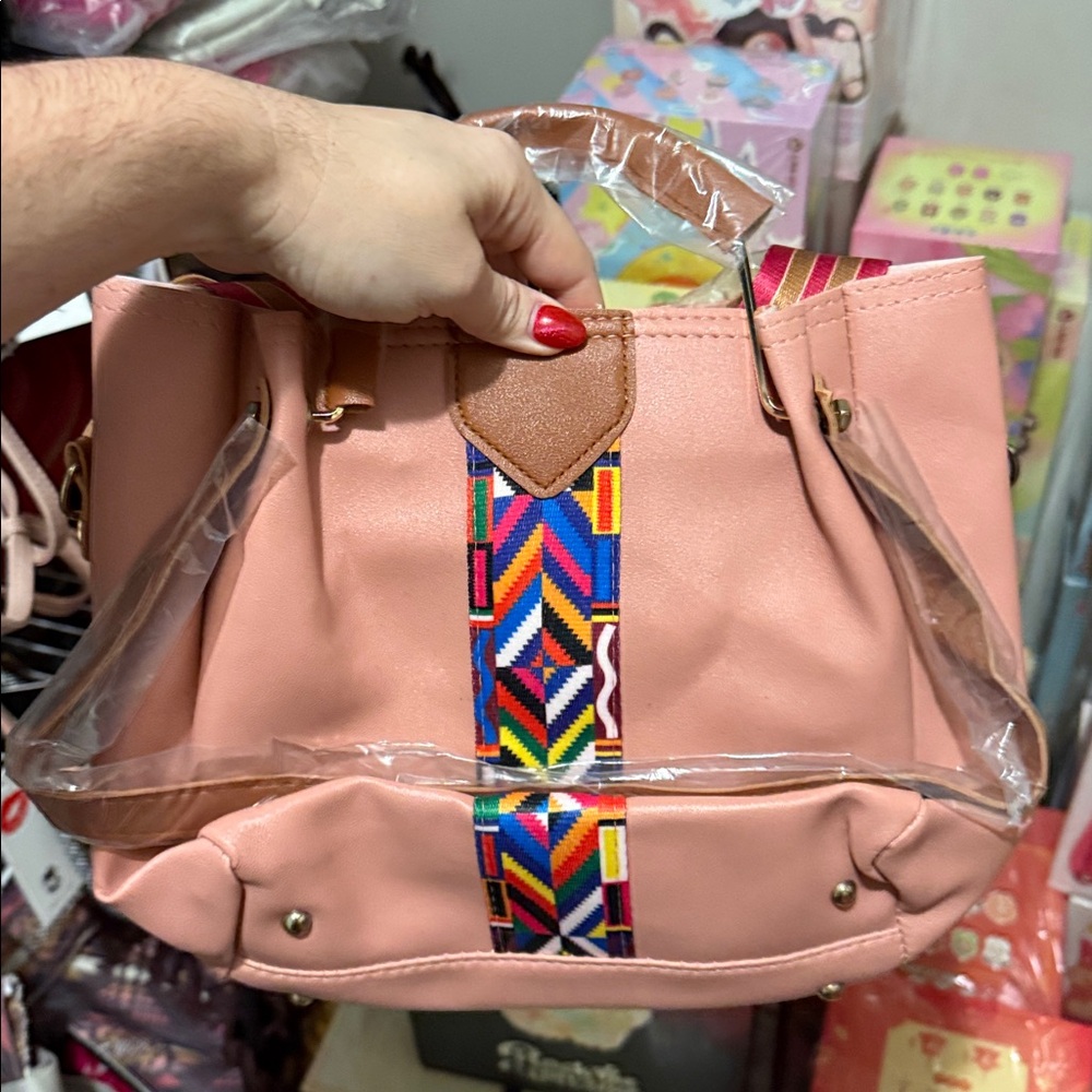 FASHION TOTE GIVEAWAY - Picture 3 of 5